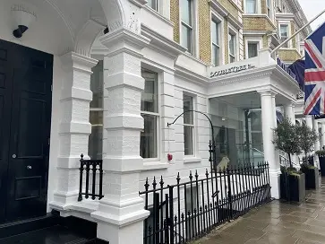 Exterior London hotel painting Exterior painting of DoubleTree Hilton Kensington hotel by Painters Decorators London