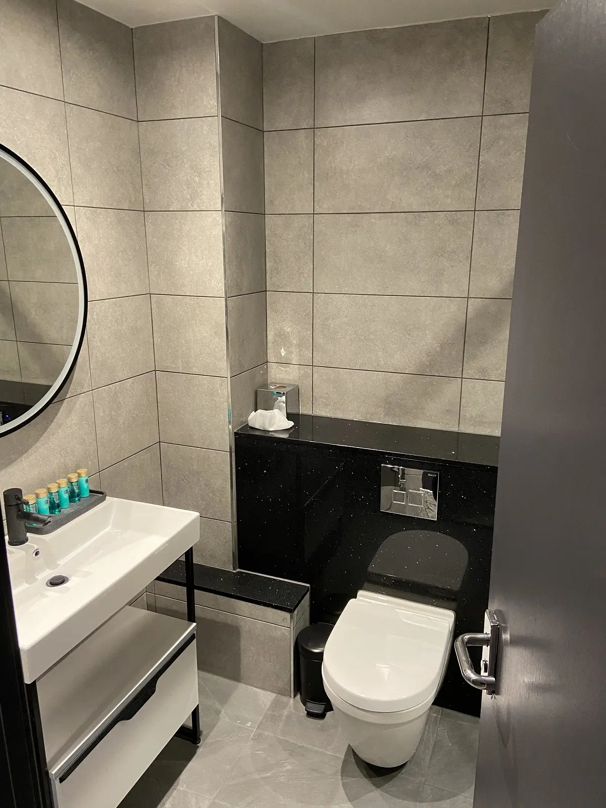 Image of hotel suite bathroom at DoubleTree by Hilton Kensington London